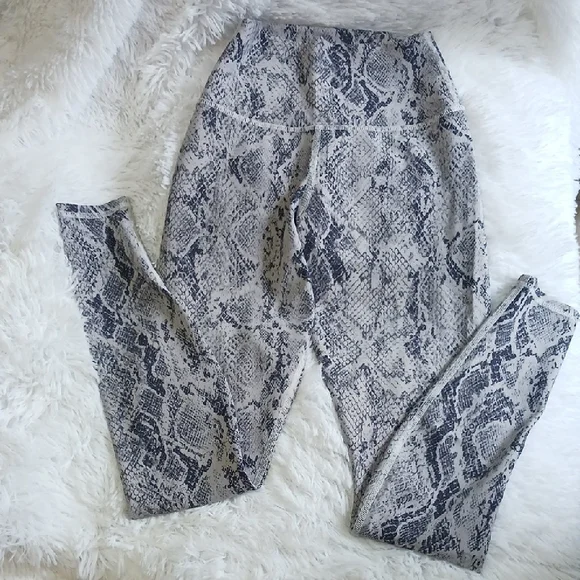 ALO Yoga Gray and Black Snake Print Leggings - Picture 1 of 2